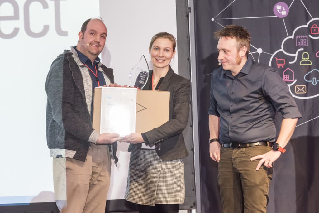 Birthe Lindenthal from OpenProject GmbH takes home the silver OSBAR from Felix Kronlage and Andreas Rösler (both Board of Directors OSB Alliance e.V., Organization OSBAR). Source: Univention GmbH OSBAR_OpenProject
